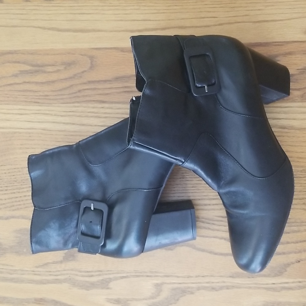 Black leather Trotters booties